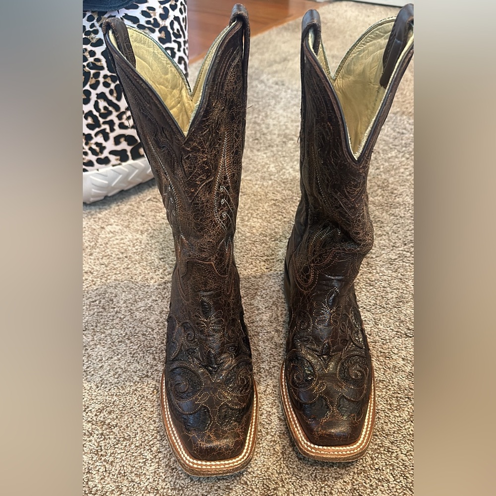 EUC ladies Corral Vintage square toe boots with heavy detailing size 7.5